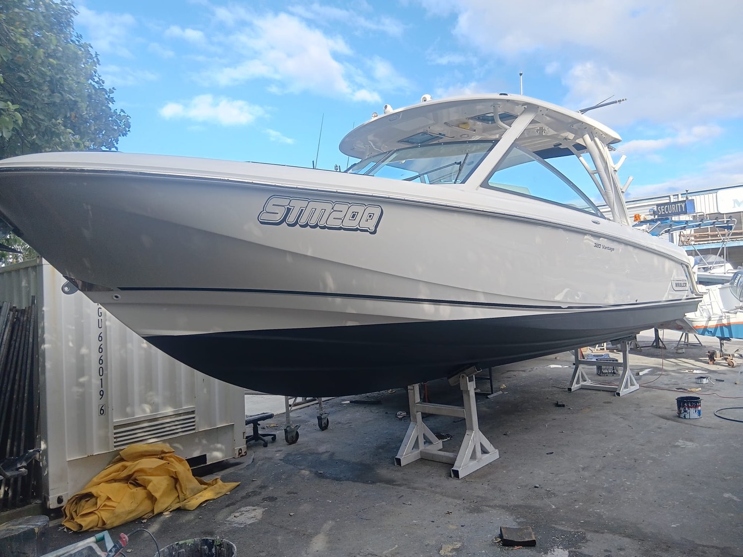 Boston Whaler 320 Vantage cut, polished and antifouled on the hardstand